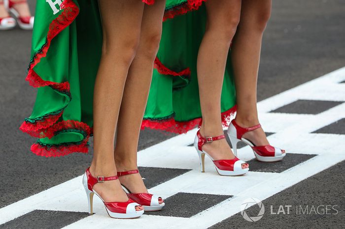 Chicas de la parrilla y zapatos