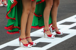 Chicas de la parrilla y zapatos