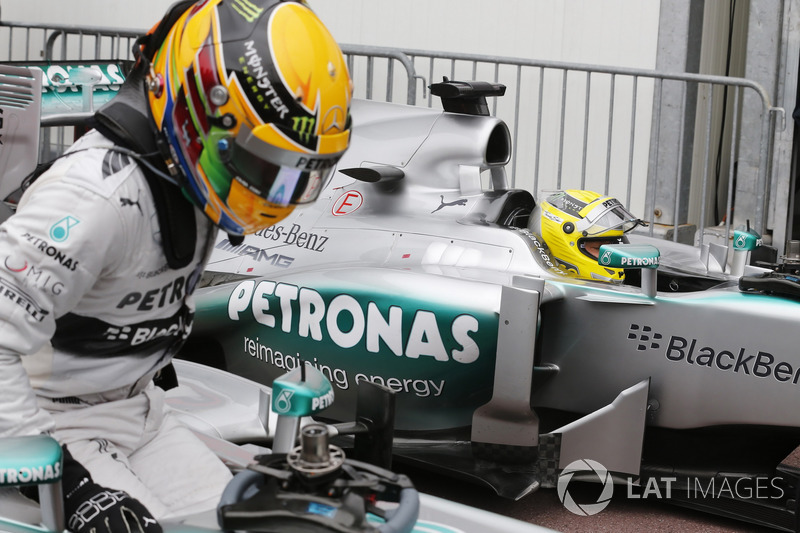 Lewis Hamilton et Nico Rosberg, Mercedes W04 arrivent en parc fermé