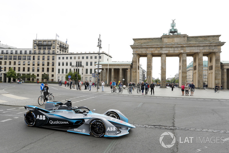 Il Campione del Mondo di Formula 1, Nico Rosberg, guida una Formula E Gen2 per le strade di Berlino