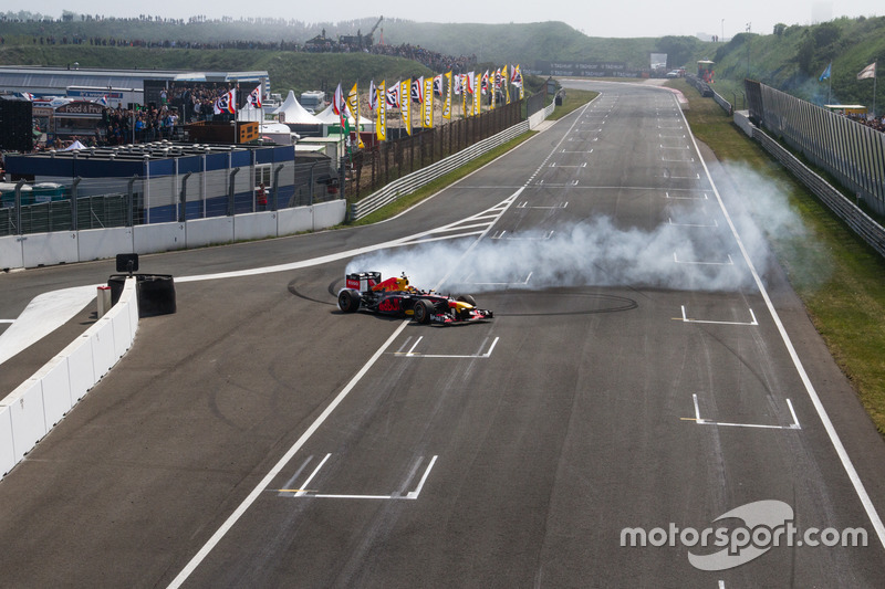 Max Verstappen con RB8 durante Jumbo Race Days