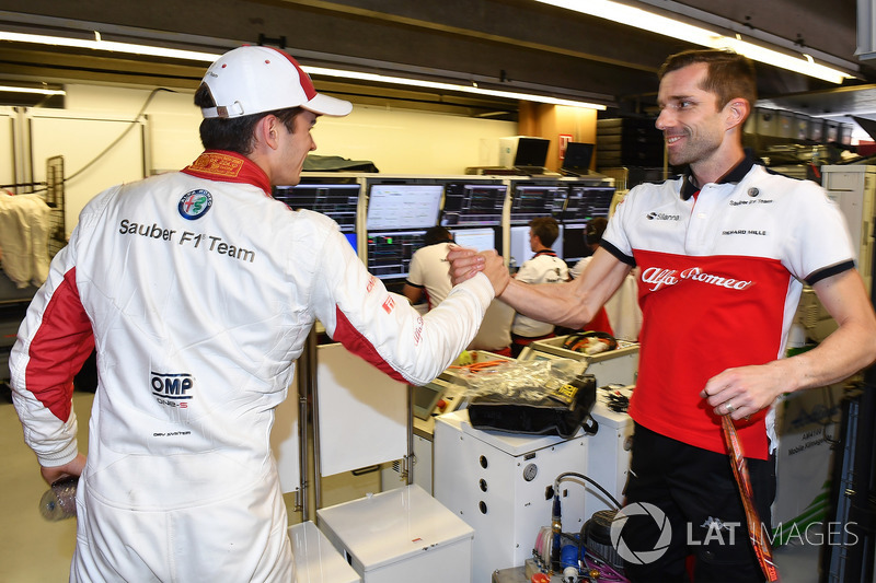 Charles Leclerc, Sauber celebrates with the team