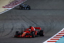 Sebastian Vettel, Ferrari SF71H, Valtteri Bottas, Mercedes AMG F1 W09
