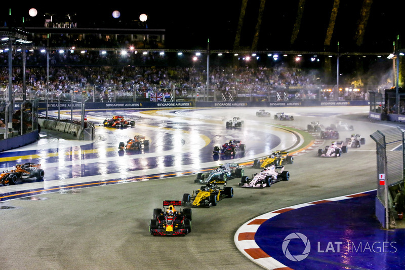 Thrilling race action at the first three turns of the race
