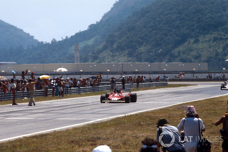 Carlos Reutemann, Ferrari 312T2, pakt het zwart-wit geblokt