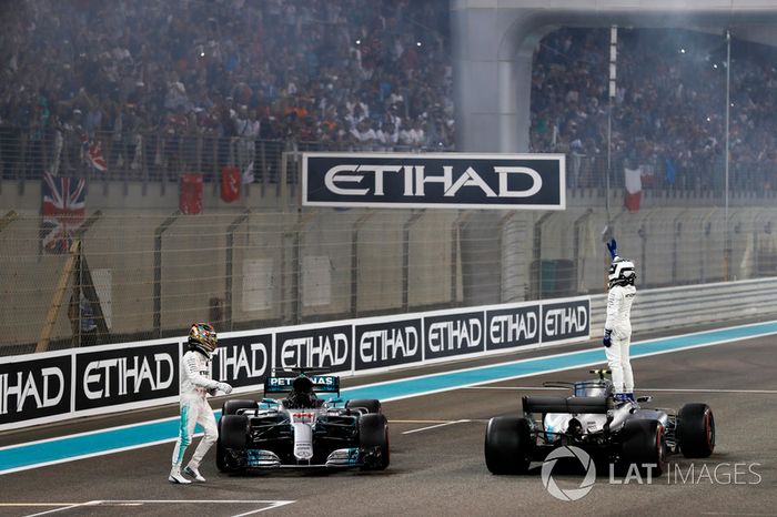 Valtteri Bottas, Mercedes AMG F1 W08 y Lewis Hamilton, Mercedes AMG F1 W08, celebran en pista