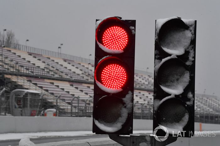 Luz roja por la nieve