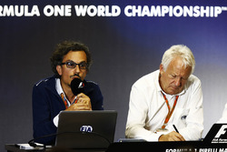 Заступник гоночного директора FIA Лоран Мекіс, гоночний директор FIA Чарлі Вайтінг