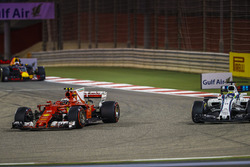 Kimi Raikkonen, Ferrari SF70H, Felipe Massa, Williams FW40