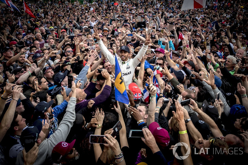 Race winner Lewis Hamilton, Mercedes AMG F1, celebrates victory with the fans