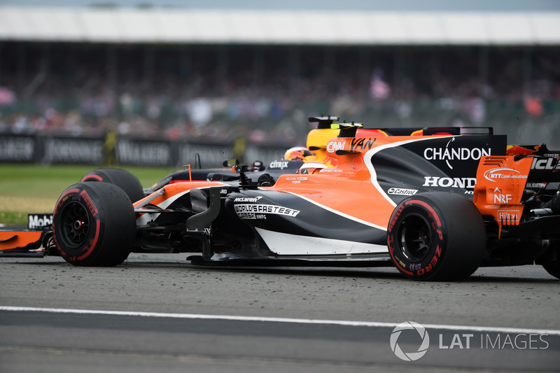 Stoffel Vandoorne, McLaren MCL32 et Daniel Ricciardo, Red Bull Racing RB13 en lutte