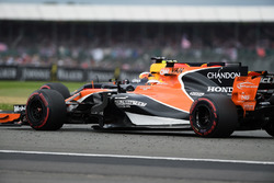 Stoffel Vandoorne, McLaren MCL32 e Daniel Ricciardo, Red Bull Racing RB13 in lotta