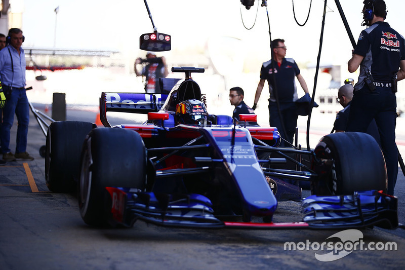 Carlos Sainz Jr., Scuderia Toro Rosso STR12 y su padre Carlos Sainz