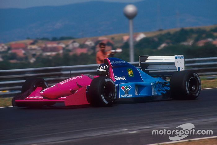 ... un poco más destacado el rosa de Brabham en algunas carreras de 1992, y ...