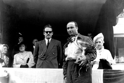 Le vainqueur, Juan Manuel Fangio, Alfa Romeo, et son Altesse, le Prince Rainier sur le podium