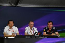 Yusuke Hasegawa, jefe de Honda Motorsport, Paddy Lowe, Williams accionista y Director técnico y Jody