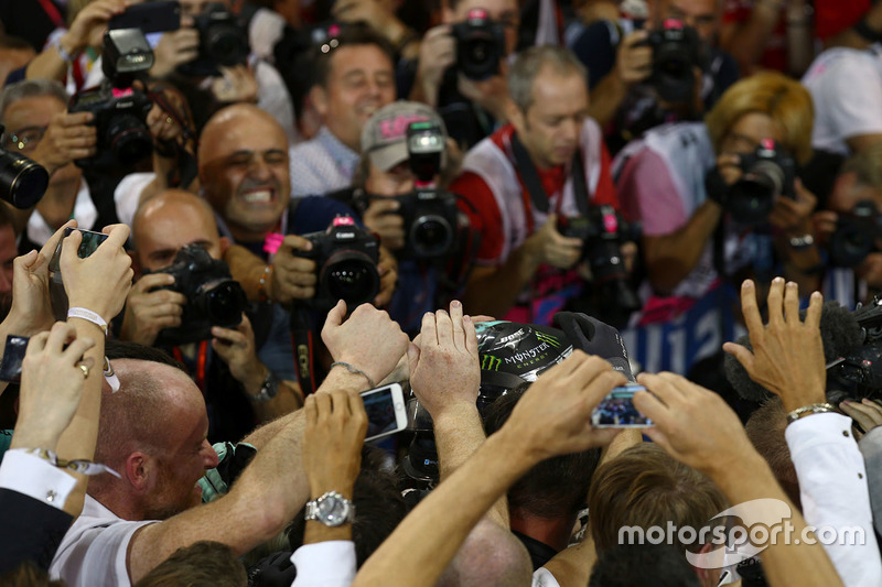 Segundo lugar y nuevo campeón mundial Nico Rosberg, de Mercedes AMG Petronas F1 celebra en parc ferme