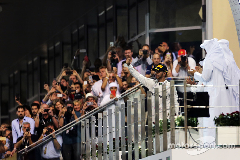 Ganador de la carrera Lewis Hamilton, Mercedes AMG F1  celebra en el podio