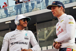 Lewis Hamilton, Mercedes AMG F1 avec Max Verstappen, Red Bull Racing lors de la parade des pilotes