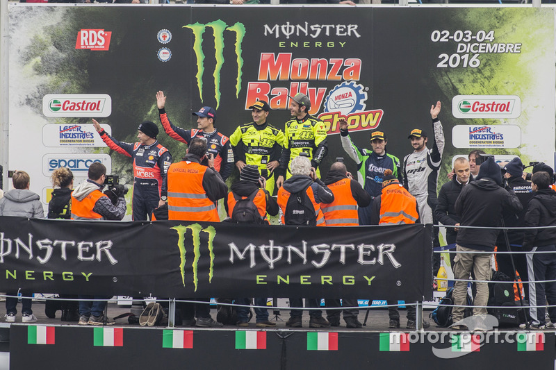 Podium : les vainqueurs Valentino Rossi, Carlo Cassina, les deuxièmes, Daniel Sordo, Marc Marti, les troisièmes, Marco Bonanomi, Luigi Pirollo