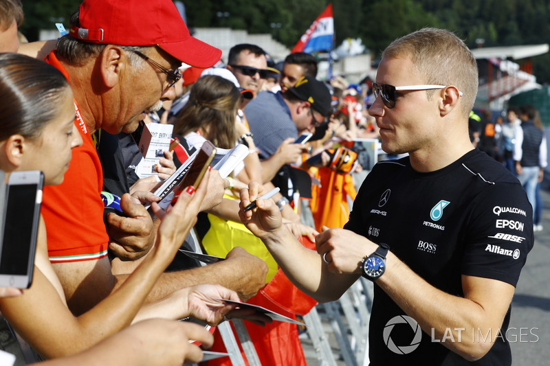 Valtteri Bottas, Mercedes AMG F1, signs autographs for fans