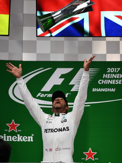 Racewinnaar Lewis Hamilton, Mercedes AMG F1 op het podium met zijn trofee