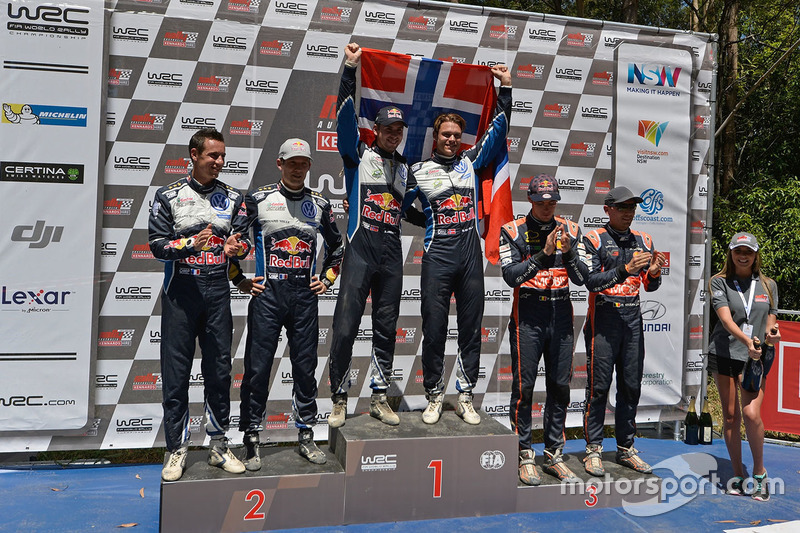 Podium : les vainqueurs Andreas Mikkelsen, Anders Jäger, Volkswagen Motorsport, les deuxièmes, Sébastien Ogier, Julien Ingrassia, Volkswagen Motorsport, les troisièmes, Thierry Neuville, Nicolas Gilsoul, Hyundai Motorsport