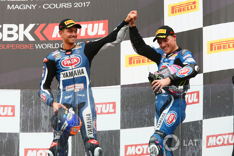 Podio: il terzo classificato Michael van der Mark, Pata Yamaha, il secondo classificato Alex Lowes, 