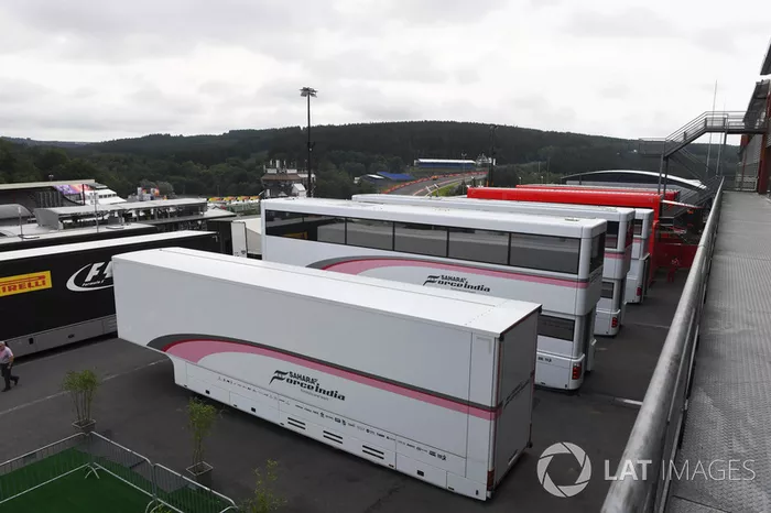 Camiones en el Paddock