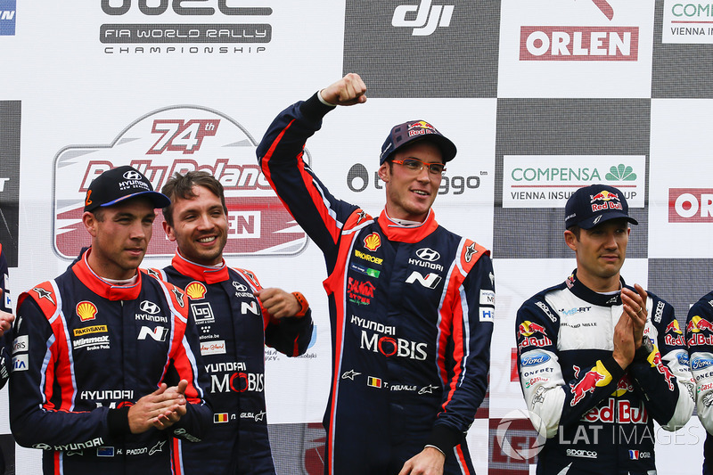 Podio: i vincitori Thierry Neuville, Nicolas Gilsoul, Hyundai Motorsport, al secondo posto Hayden Pa