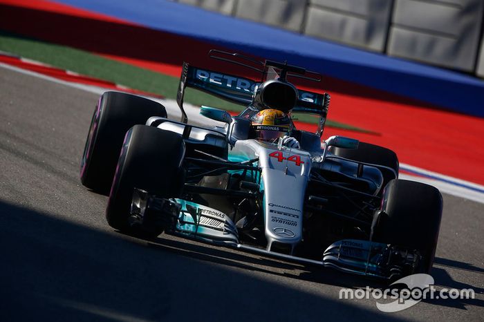 ... Lewis Hamilton, quarto colocado no grid, a distantes 0s573 da marca de Vettel.