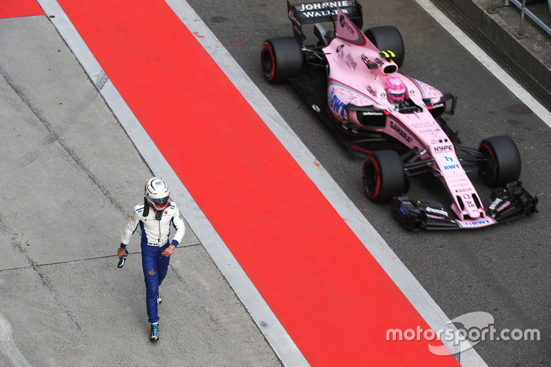 Antonio Giovinazzi, Sauber C36, et Esteban Ocon, Force India VJM10