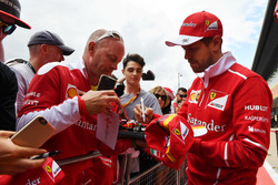 Sebastian Vettel, Ferrari en sesión de autógrafos para los fans