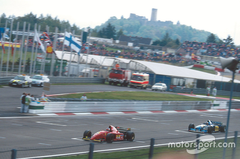 Jean Alesi, Ferrari 412T2 leads Michael Schumacher, Benetton B195