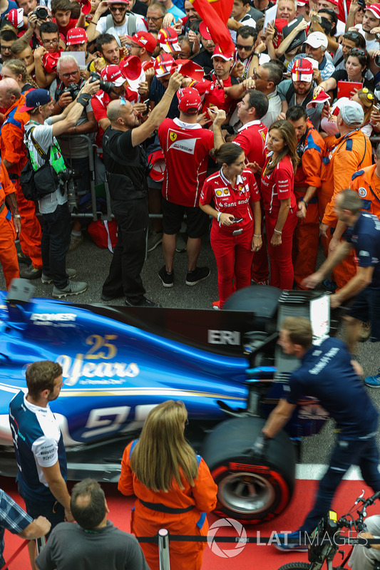 Kimi Raikkonen, Ferrari signs autographs for the fans on the pitlane walkabout