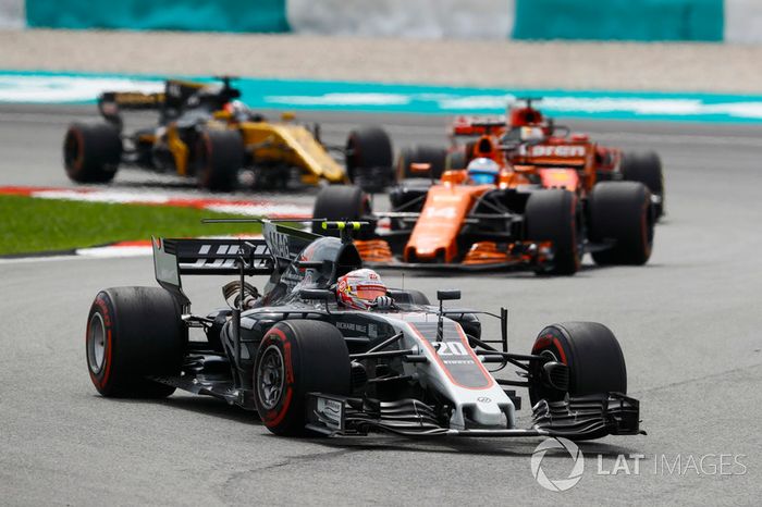 Kevin Magnussen, Haas F1 Team VF-17, Fernando Alonso, McLaren MCL32