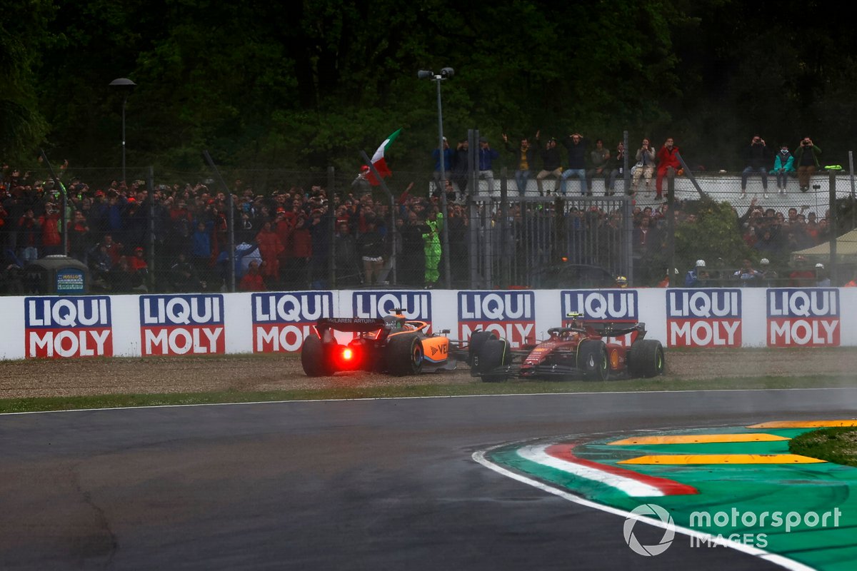 Sainz: "Zor bir zamandan geçiyorum" 2 Formula 1 Haberleri - F1 Puan Durumu Daniel Ricciardo, McLaren MCL36, Carlos Sainz Jr., Ferrari F1-75, collide on the opening lap