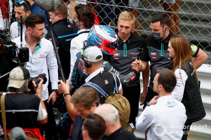 Mitch Evans, Jaguar Racing, 2ª posición, lo celebra con su equipo