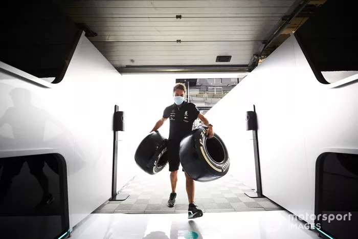 Mecánico de Mercedes con neumáticos Pirelli