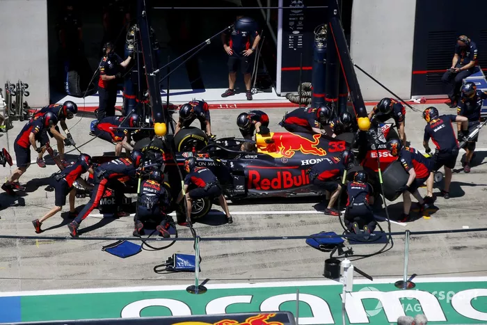 Parada en boxes de Red Bull con el coche de Max Verstappen, Red Bull Racing RB16