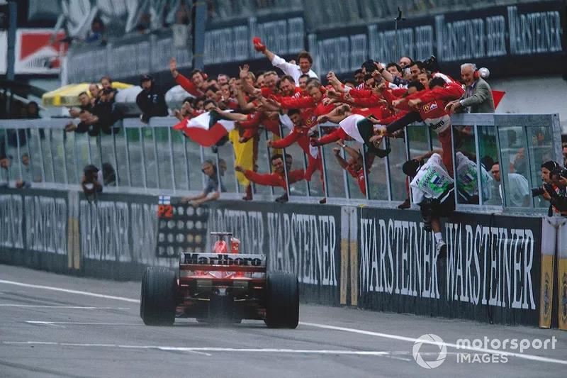 Michael Schumacher franchit la ligne d'arrivée en vainqueur