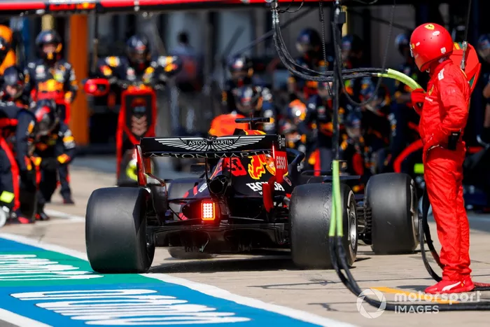 Max Verstappen, Red Bull Racing RB16, para para un pit stop