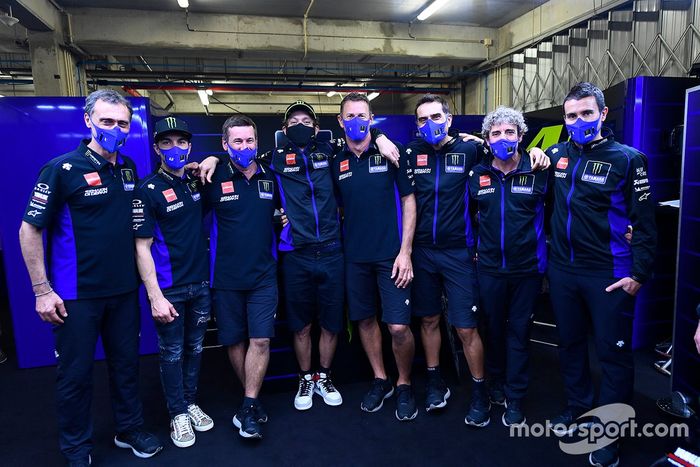 Valentino Rossi y Maverick Vinales en el evento de despedida de Yamaha Factory Racing.