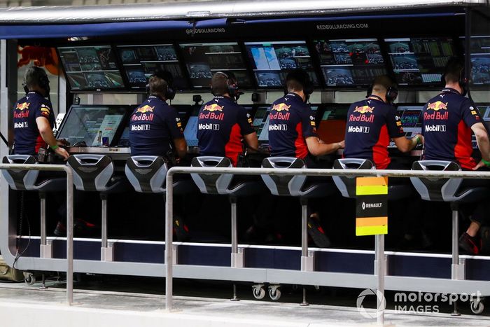 El equipo de Red Bull en el pit wall