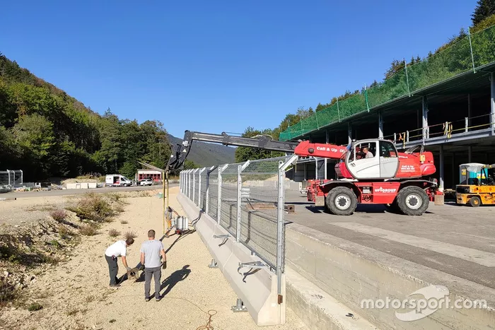 Fence and barrier test center