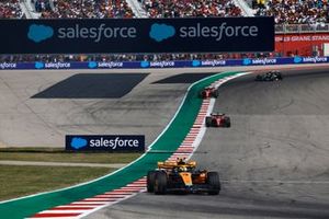 Lando Norris, McLaren MCL60, Charles Leclerc, Ferrari SF-23, Carlos Sainz