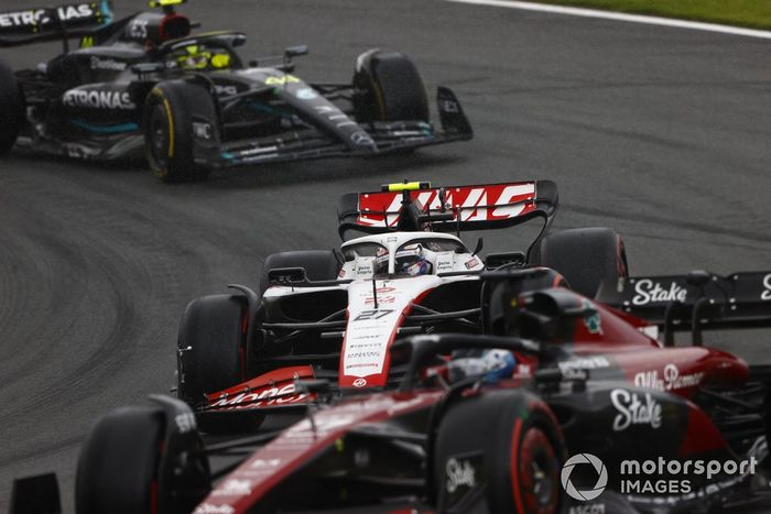 Nico Hulkenberg, Haas VF-23, Lewis Hamilton, Mercedes F1 W14