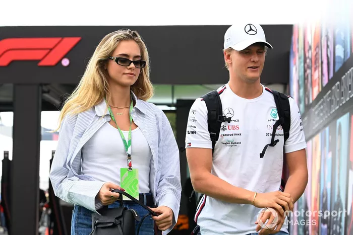 Mick Schumacher, piloto reserva de Mercedes-AMG, y su novia Laila Hasanovic llegan al paddock