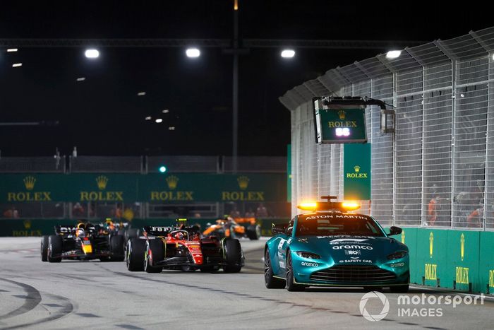El Coche de Seguridad Carlos Sainz, Ferrari SF-23, Max Verstappen, Red Bull Racing RB19