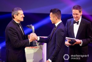 Alexander Albon, Red Bull Racing, recibe el premio al Novato del Año de manos de Guenther Steiner, Director de Haas F1
